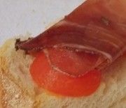 Bruschetta speck, scamorza e pomodoro