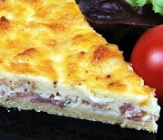 Torta salata con formaggio e salame