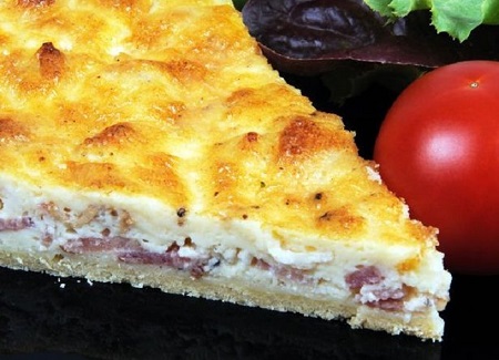 Torta salata con formaggio e salame