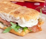 Focaccia ripiena con prosciutto e formaggio