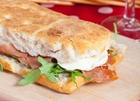 Focaccia ripiena con prosciutto e formaggio