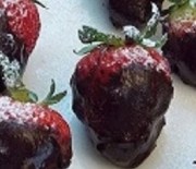 Fragole ricoperte con cioccolato fondente