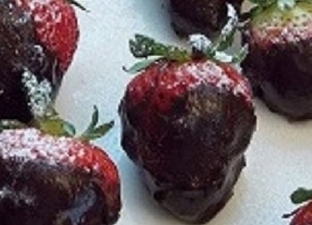 Fragole ricoperte con cioccolato fondente