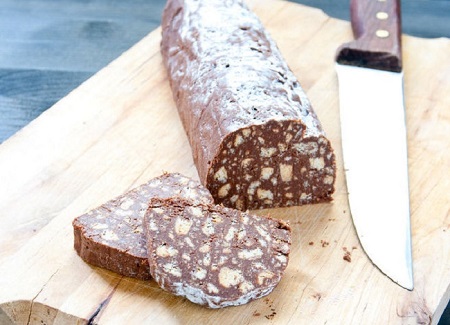 Salame dolce di biscotti e cioccolato