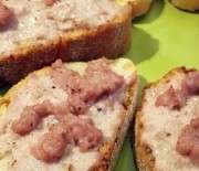 Bruschette salsiccia e stracchino