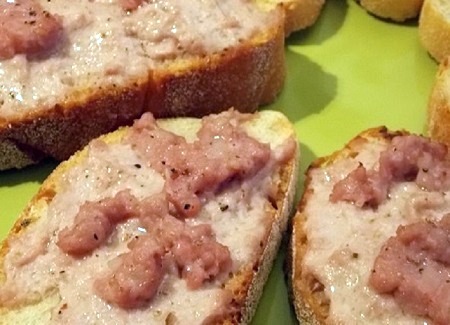 Bruschette salsiccia e stracchino