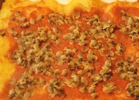 Pizza fatta in casa al pomodoro con vongole