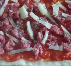 Pizza fatta in casa con salsiccia e fontina