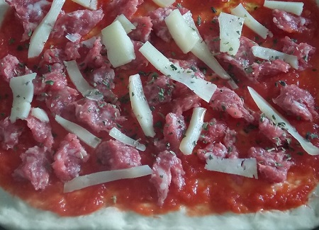 Pizza fatta in casa con salsiccia e fontina
