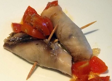 Involtini di pesce spada con pomodori e olive