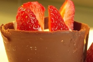 Pirottini di cioccolato con crema e fragole