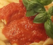 Salsa di pomodoro e basilico fatta in casa