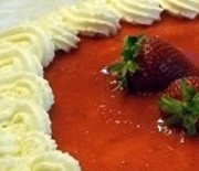 Torta con fragole e panna