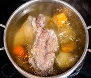 Brodo di carne di manzo o vitello