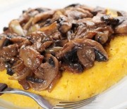 crostini-di-polenta-con-funghi-e-lardo