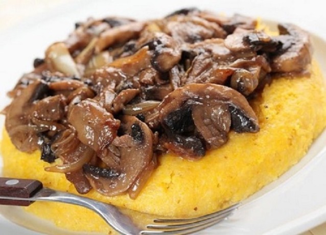 crostini-di-polenta-con-funghi-e-lardo