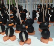Pinguini preparati con olive, mozzarelle e carote