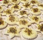 Tartine natalizie con gorgonzola e pistacchi