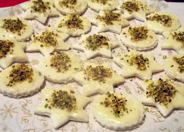 Tartine natalizie con gorgonzola e pistacchi