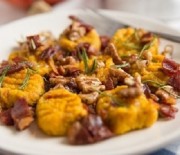 gnocchi-di-zucca-conditi-con-speck-noci-e-rosmarino