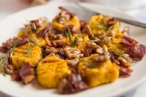 gnocchi-di-zucca-conditi-con-speck-noci-e-rosmarino