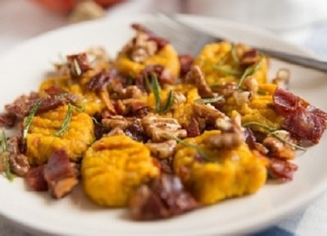 gnocchi-di-zucca-conditi-con-speck-noci-e-rosmarino