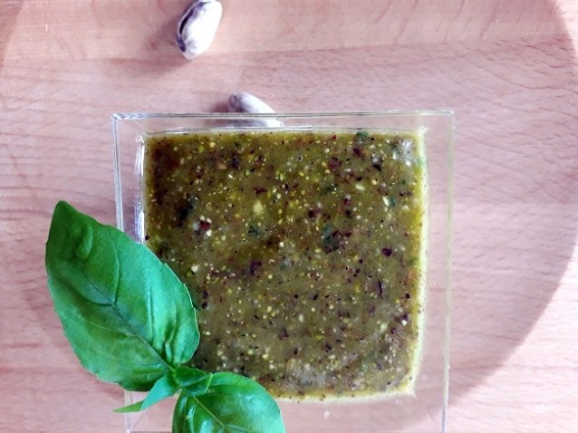 Pesto di piastacchi di Bronte e basilico