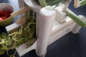 Spaghetti di zucchine al pesto di pistacchi e pomodorini