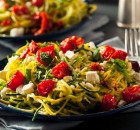 Spaghetti di zucchine al pesto di pistacchi e pomodorini