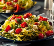 Spaghetti di zucchine al pesto di pistacchi e pomodorini